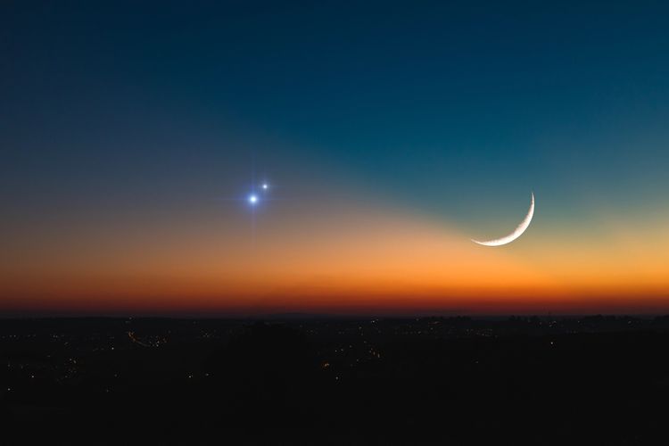 Ilustrasi Venus dan Bulan. Fenomena okultasi Venus dan Bulan, saat keduanya berjarak sangat dekat dengan Bumi.