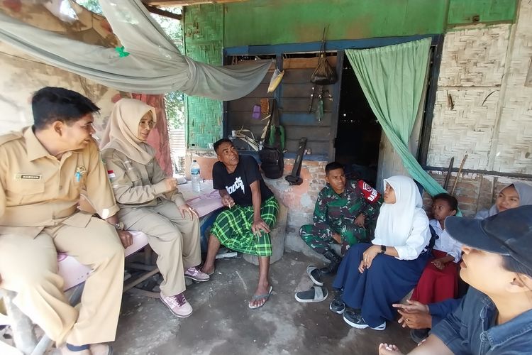 Elsa dan keluarganya saat dikunjungi Dinas Sosial Sumbawa Senin (5/8/2024).