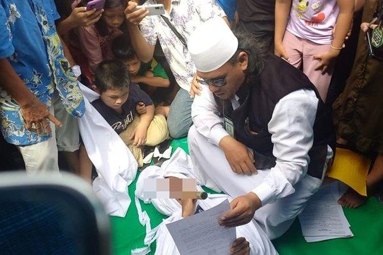 Rian Antoni (41) warga Palembang melakukan sumpah pocong lantaran dituduh melakukan pelecehan seksual terhadap anak tetangga yang baru berusia 5 tahun, Kamis (18/5/2023). 