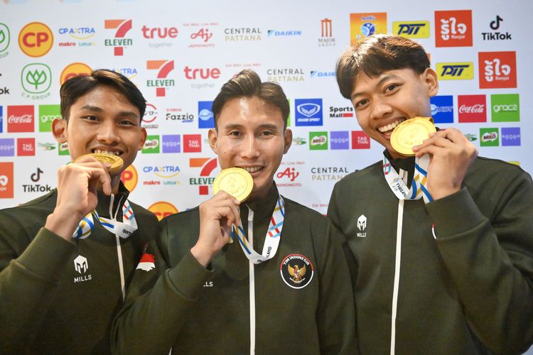 Atlet Taekwondo putra Indonesia (dari kiri) Muhammad Hafizh Fachrul Rhazy, Muhammad Alfi Kusuma dan Muhammad Rizal berpose dengan medalinya usai meraih medali emas di nomor beregu poomsae putra Taekwondo SEA Games 2025 di Fashion Islan Shopping Mall, Khwaeng, Khan Na Yao, Bangkok, Thailand, Kamis (11/12/2025). Atlet beregu putra Indonesia meraih medali emas pertama Indonesia setelah mengalahkan Filipina dengan skor 8.710. ANTARA FOTO/Nova Wahyudi/nym.