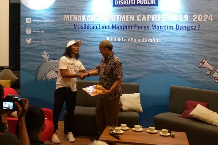 Salah satu aktivis lingkungan hidup, yakni Akhadi Wira Satriaji, memberikan surat kepada perwakilan TKN mengenai isu laut di kawasan Menteng, Jakarta Pusat, Selasa (12/2/2019). 