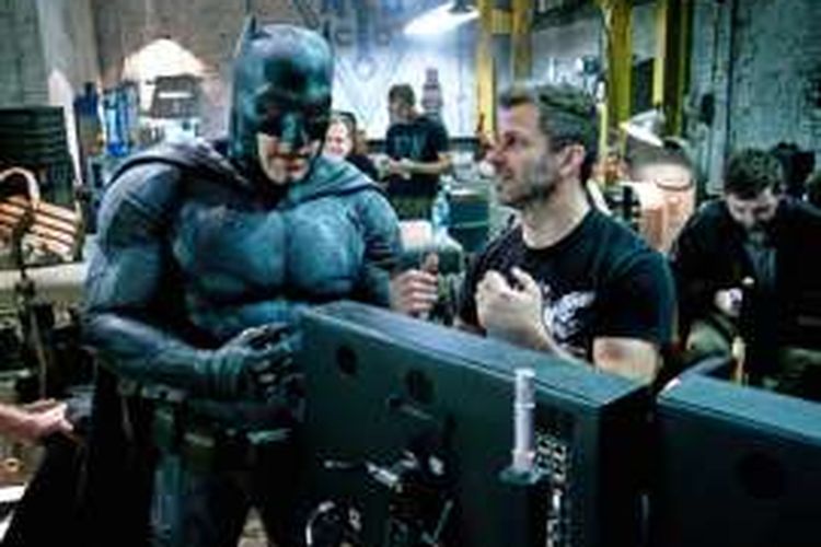 Ben Affleck, mengenakan kostum lengkap Batman, diabadikan bersama sutradara Zack Snyder.