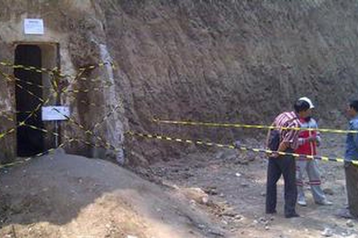 Bunker kuno diduga peninggalan zaman Belanda yang ditemukan di lingkungan RSUP dr Kariadi diteliti oleh Balai Pelestarian Peninggalan Purbakala (BP3) Jawa Tengah, Kamis (28/6/2012).  