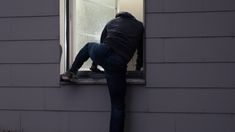 Sedang Tidur Pulas, Gadis Ini Mendadak Terbangun gara-gara Pipinya Dielus Pencuri