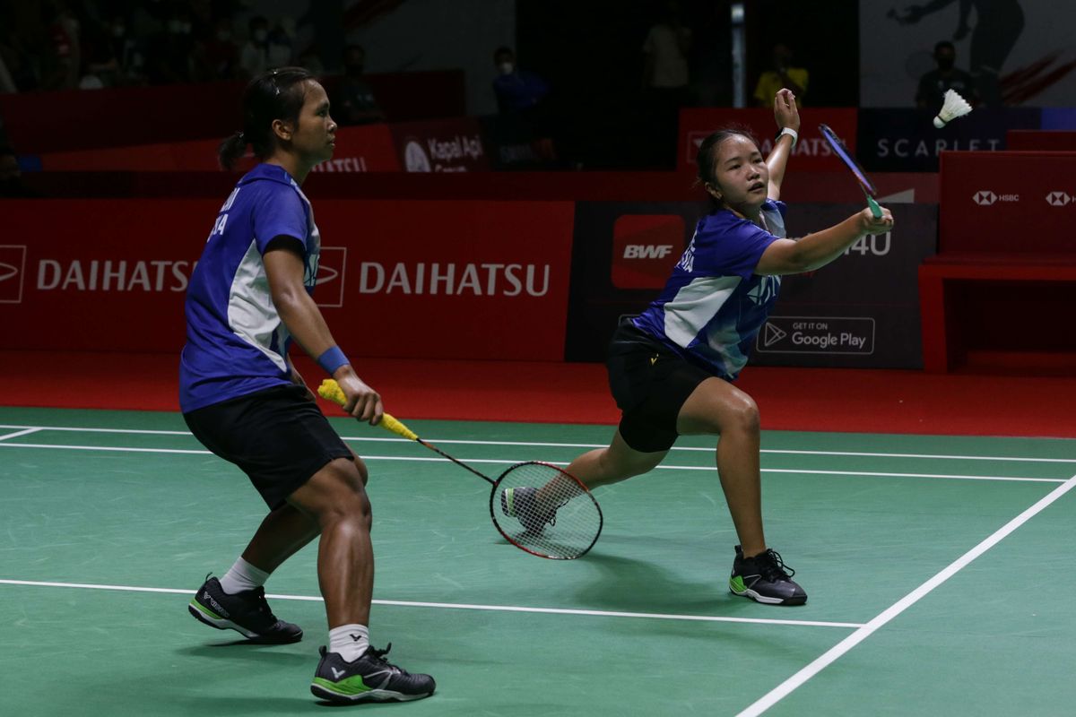 Pasangan ganda putri Indonesia, Meilysa Trias Puspita Sari/Rachel Allessya Rose bertanding melawan wakil China, Chen Qing Chen/Jia Yi Fan pada babak 16 besar Indonesia Masters 2022 di Istora Senayan Jakarta, Kamis (9/6/2022). Meilysa/Rachel harus mengakui keunggulan Chen Qing Chen/Jia Yi Fan dalam pertandingan dua gim yang berakhir dengan skor 9-21 dan 16-21.
