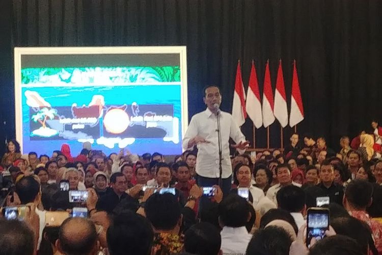 Presiden Jokowi saat menghadiri silaturahmi dengan paguyuban pengusaha Jawa Tengah, di Semarang Town Square, Semarang, Sabtu (2/2/2019). 