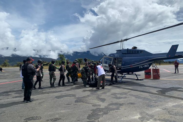 Tim Operasi Damai Cartenz 2022 melakukan evakuasi terhadap 8 8 pekerja Palapa Timur Telematika (PPT) yang tewas dalam peristiwa penembakan Kelompok Kriminal Bersenjata (KKB), Papua. Foto: Divisi Humas Polri