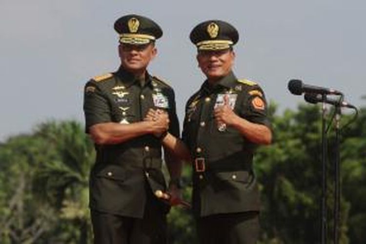 Panglima TNI Jenderal Gatot Nurmantyo melakukan salam komando dengan Jenderal TNI Moeldoko saat upacara serah terima jabatan, di Mabes TNI, Cilangkap, Jakarta Timur, Selasa (14/7/2015). Moeldoko menyerahkan tugas dan tanggung jawab sebagai Panglima TNI kepada TNI Gatot Nurmantyo yang sebelumnya menjabat Kepala Staf TNI Angkatan Darat, dan telah dilantik oleh Presiden Joko Widodo di Istana Negara, 8 Juli lalu.