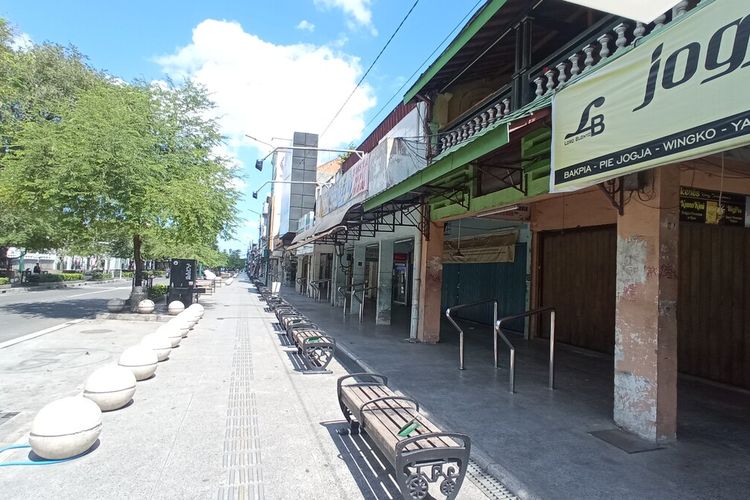 Suasana Malioboro terlihat sepi, penyekatan dilakukan oleh Pemkot Yogyakarta untuk mencegah warga nongkrong di sekitaran Malioboro, Senin (5/7/2021)