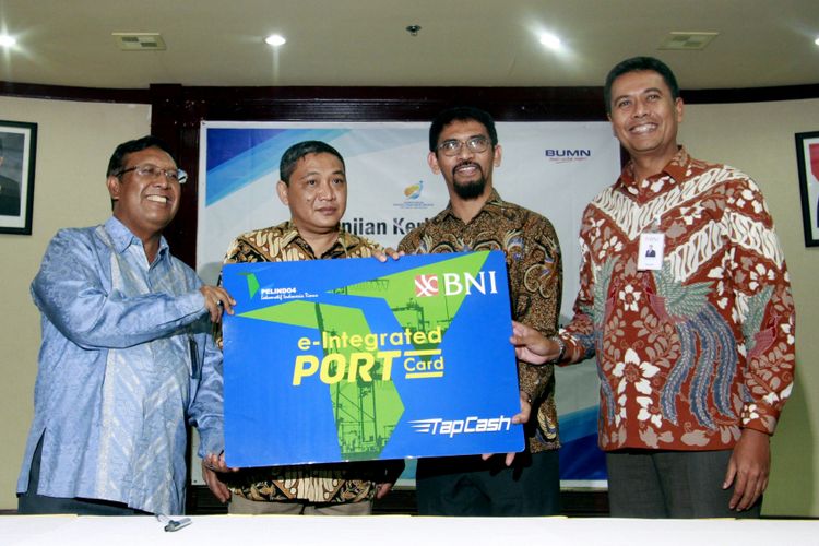 Direktur Utama Pelindo IV Doso Agung, Direktur SDM & Umum Pelindo IV Riman S Duyo, serta Direktur Bisnis Konsumer BNI Anggoro Eko Cahyo dalam Peluncuran Kartu BNI TapCash e-Integrated Port dan ID Card BUMN ini dilaksanakan di Jakarta, Rabu (15/11/2017)