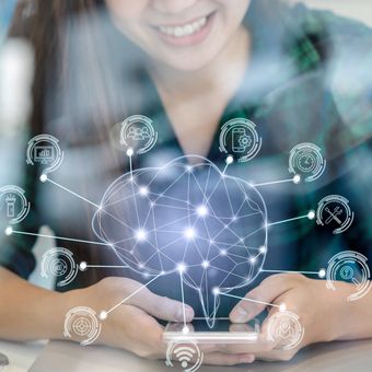 Ilustrasi kecerdasan buatan di era digital.