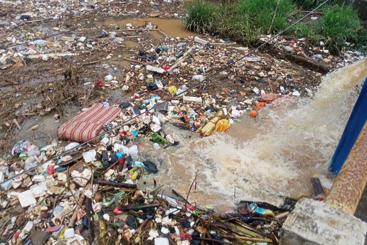 Berbagai jenis tumpukan sampah tertahan di kolong jembatan aliran anak sungai Citarum (Cisangkuy) warga sekitar menyebut tumpukan sampah ini kerap memperparah kondisi banjir di Baleendah Kabupaten Bandung, Selasa (15/3/2022)