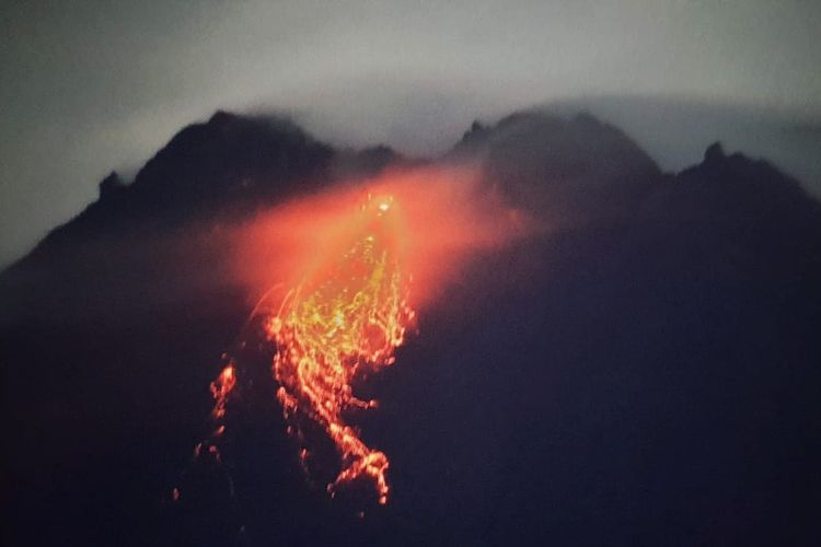 Guguran lava pijar di Gunung Merapi, Rabu (6/1/2021) pukul 00.00.