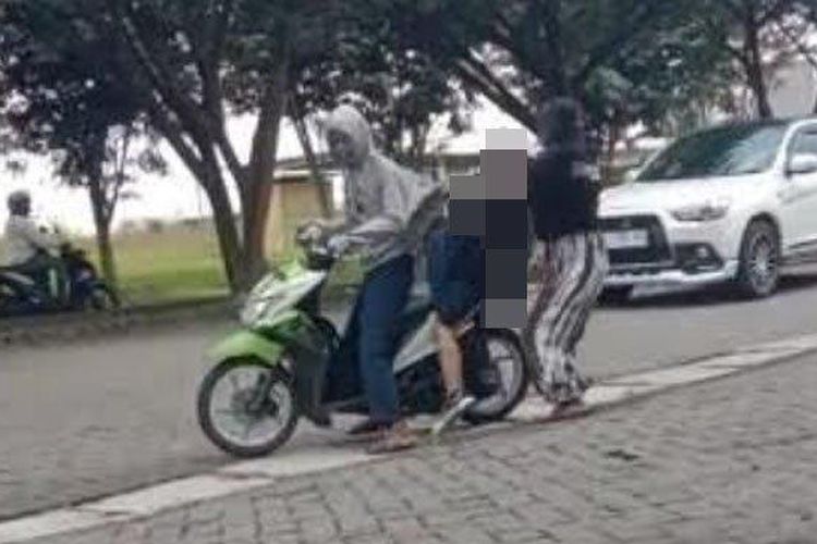 
Viral video tiga pelajar bertengkar di Gresik, Kamis (6/4/2023). Perempuan berkaus hitam menarik kerudung yang dikenakan siswi SMP yang dibonceng hingga jatuh dari sepeda motor. Tersungkur di tanah. 