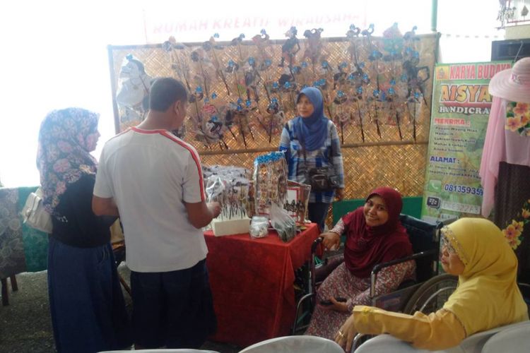 Herlin Susilowati, memamerken aneka karyanya mulai dari wayang kulit, wayang kardus mini, hingga kerajinan handycraft di Womenpreneur Expo 2017 di halaman parkir Carrefour Madiun, Sabtu ( 6 / 5 / 2017) siang .