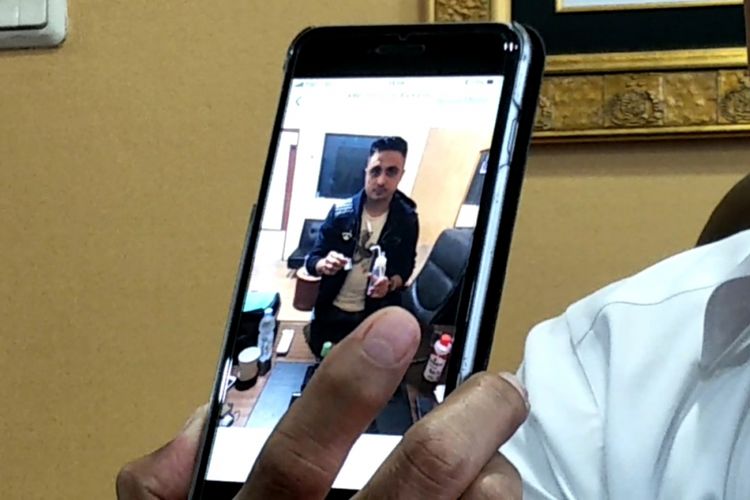 Direktur Tindak Pidana Narkoba Bareskrim Polri Brigjen Pol Eko Daniyanto menunjukkan foto penangkapan Rizal Djibran saat ditemui di ruangannya di Gedung Direktorat Tindak Pidana Narkoba Bareskrim Polri, Jakarta Timur, Selasa (27/2/2018).