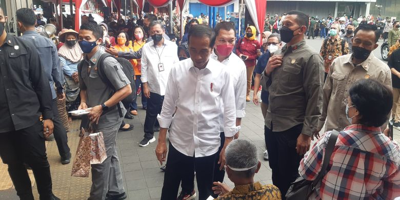 Presiden RI Joko Widodo (Jokowi) ketika menyapa warga di Pasar Gede Solo, Jawa Tengah, Kamis (26/5/2022).