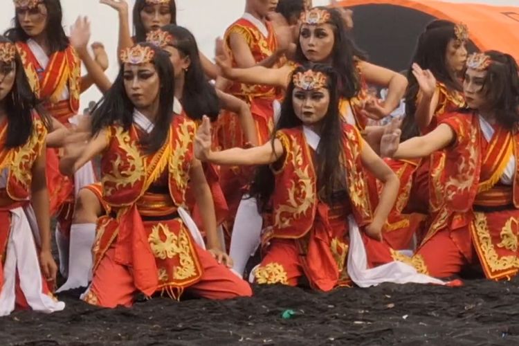 Para penari pengiring drama kolosal legenda argasonya di Pantai Watu Pecak Lumajang, Minggu (25/8/2024).