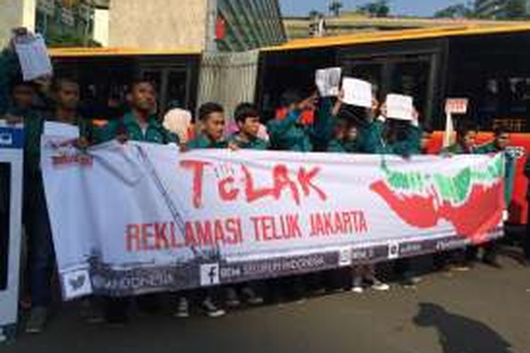 Badan Eksekutif Mahasiswa (BEM) Seluruh Indonesia melakukan aksi penolakan reklamasi Teluk Jakarta di Car Free Day (CFD), Bundaran Hotel Indonesia, Minggu (11/9/2016).