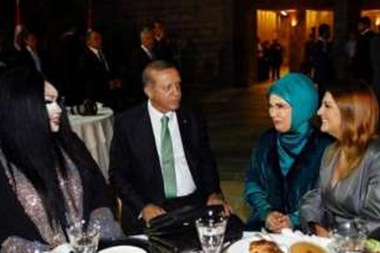 Presiden Recep Tayyip Erdogan didampingi istrinya, Emine berbuka puasa bersama dengan Bulent Ersoy seorang selebriti transjender ternama negeri itu.