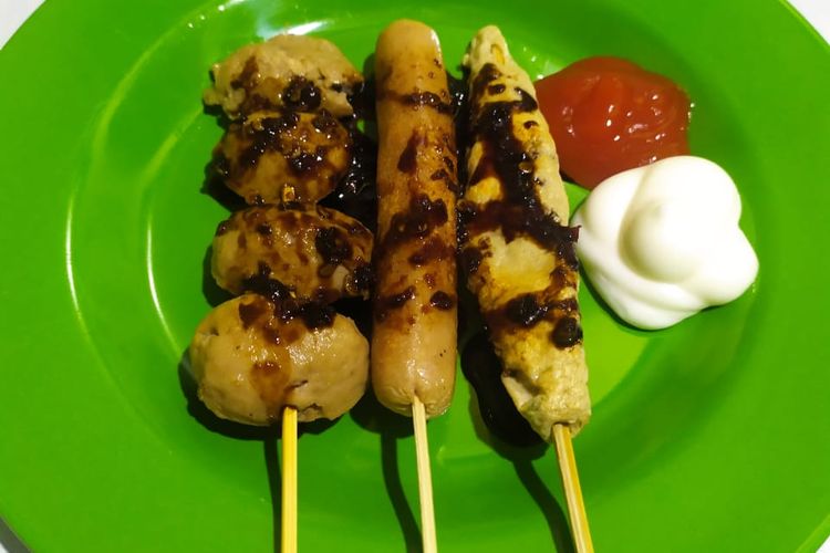 Makanan berupa sosis, otak-otak, dan bakso bakar yang dijual oleh Junaidi di depan rumahnya yakni Jalan Menteng Tenggalun, Menteng, Jakarta.