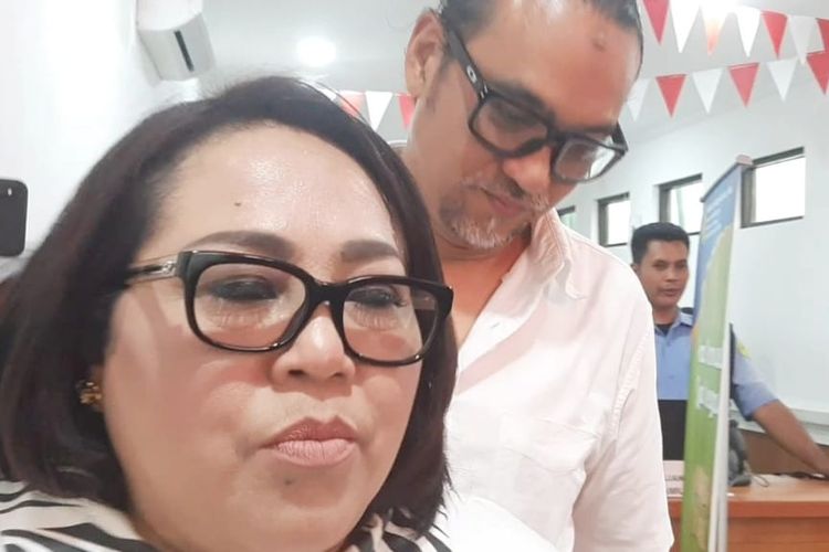 Komedian Nunung dan sang suamI July Jan Sambiran saat ditemui di Pengadilan Negeri Jakarta Selatan, Rabu (30/10/2019).
