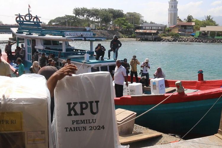 ACEH KIP Distribusi Logistik Pemilu Dengan Kapal Nelayan