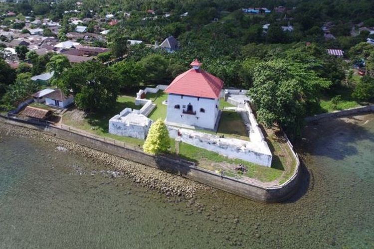 Benteng Amsterdam buatan Portugis yang berada di wilayah Negeri Hila, Kecamatan Leihitu, Kabupaten Maluku Tengah, Provinsi Maluku.
