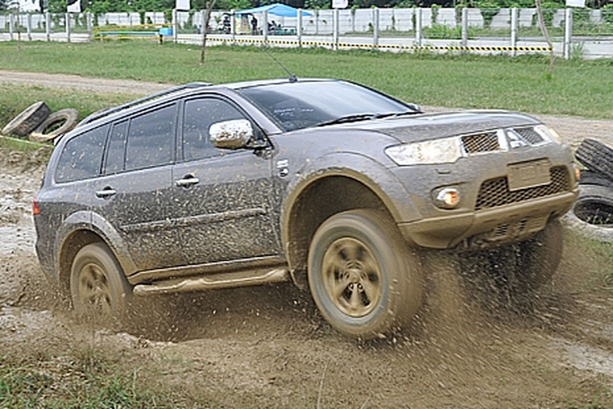 Salah satu aksi Mitsubishi Pajero Sport Dakar 4x4 di lintasan offroad