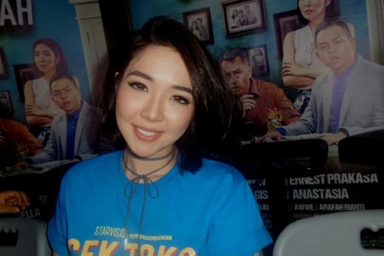 Gisella Anastasia diabadikan usai pemutaran film Cek Toko Sebelah di Epicentrum Walk XXI, Kuningan, Jakarta Selatan, Selasa (20/12/2016).