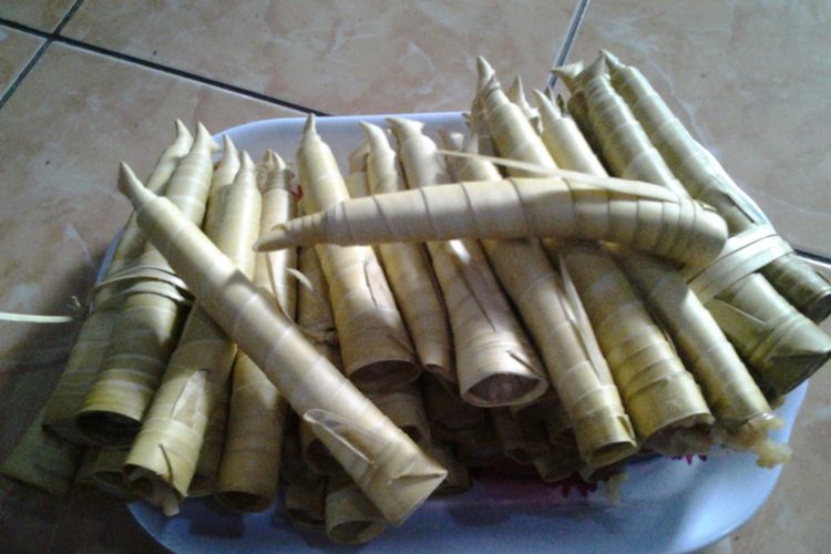 Dumbek,  makanan khas Rembang yang dibungkus daun Lontar. KOMPAS.travel /Slamet Priyatin 