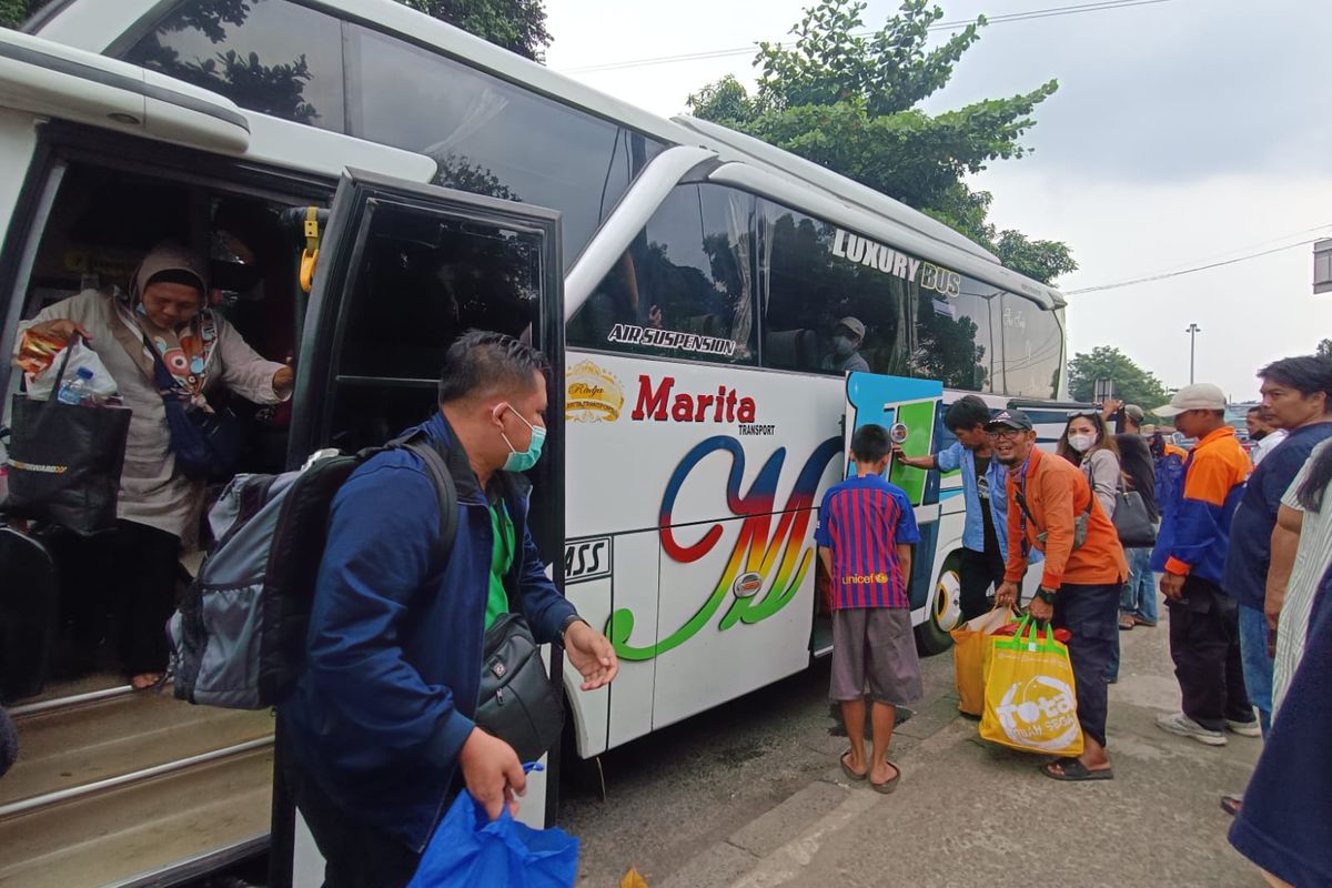 Sardiman (pakai baju oranye di sebelah kanan frame yang sedang mengangkut barang), kuli panggul atau porter di Terminal Kampung Rambutan, Ciracas, Jakarta Timur, Rabu (26/4/2023).