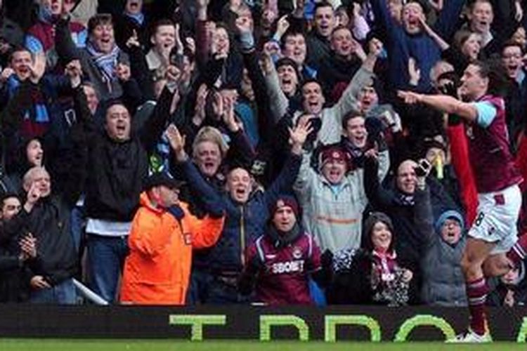 Penyerang West Ham, Andy Carroll, merayakan salah satu dari dua golnya, ke gawang West Bromwich Albion, pada lanjutan Premier League, di Boleyn Ground, 30 Maret 2013. 