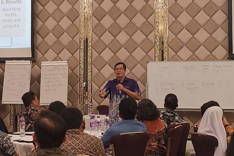 Rektor Binus University, Prof Harjanto Prabowo dalam sesi sharing knowledge School Executive Excursion (SEE) yang berlangsung di Dorsett Tsuen Hotel, Hong Kong, Senin (17/7/2023).

