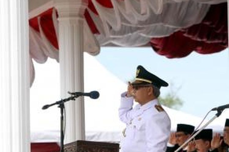 Gubernur Aceh Zaini Abdullah sebagai inspektur upacara bersama Wagub Muzakir Manaf memberikan penghormatan kepada sangsaka merah putih pada detik-detik upacara peringatan HUT Ke 67 RI di Lapangan Blangpadang, Banda Aceh, Jumat (17/8/2012). 