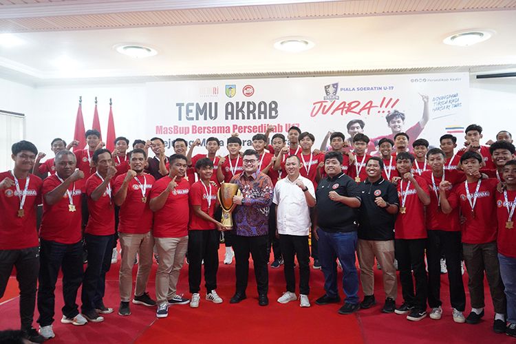 Bupati Kediri Hanindhito Himawan Pramana bersama tim dan officials Persedikab U-17 di Kantor Pemerintah Kabupaten Kediri, Senin (4/12/2023).