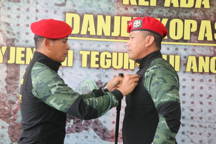 Dalam penyematan brevet, juga dihadiri Wadanpusdiklatpassus Kopassus, Aslog Kopassus, Waasops Kopassus, para Kabag Pusdiklatpassus, dan para Komandan Sekolah.