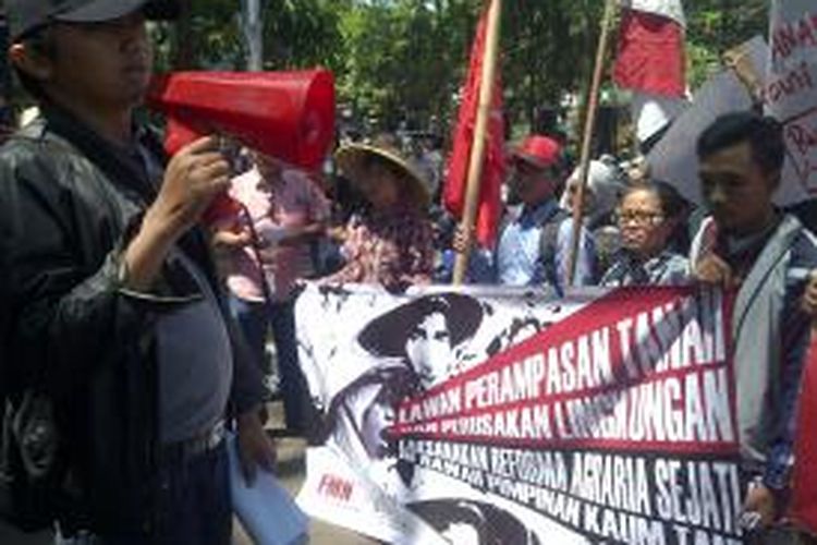 Puluhan mahasiswa di Malang gelar aksi memperingati hari tani nasional. Aksi itu digelar di depan gedung DPRD Kota Malang, Rabu (24/9/2014). Mereka meminta Jokowi-JK melaksanakan reforma agraria.