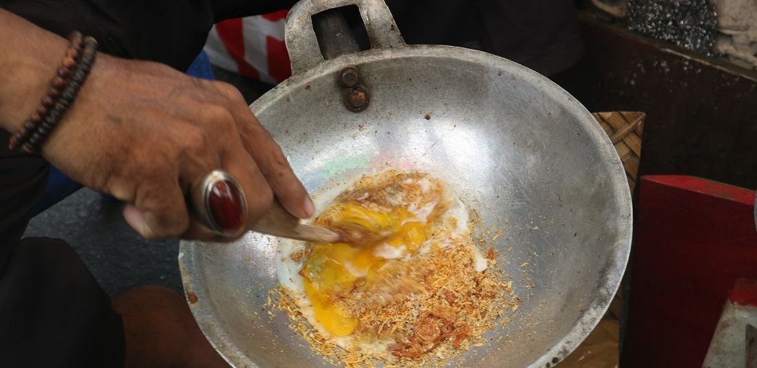 Proses dari pembuatan kerak telor yang dibuat oleh Babeh Romli, Jakarta, Sabtu (12/10/2019).