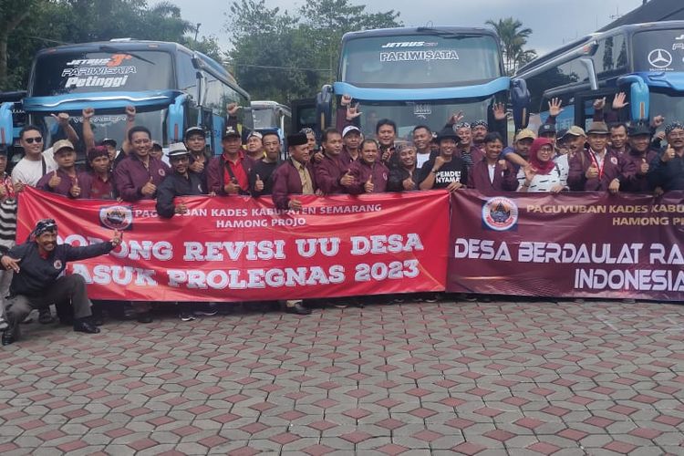 Kepala desa se-Kabupaten Semarang bersiap berangkat ke Jakarta untuk unjuk rasa