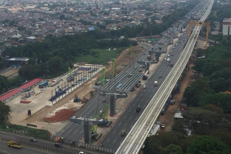 Dua pekerjaan konstruksi di Tol Jakarta-Cikampek, yaitu Light Rail Transit (LRT) dan Tol Jakarta-Cikampek II (Elevated).