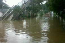 Pengendara Motor Nekat Tembus Banjir di TB Simatupang