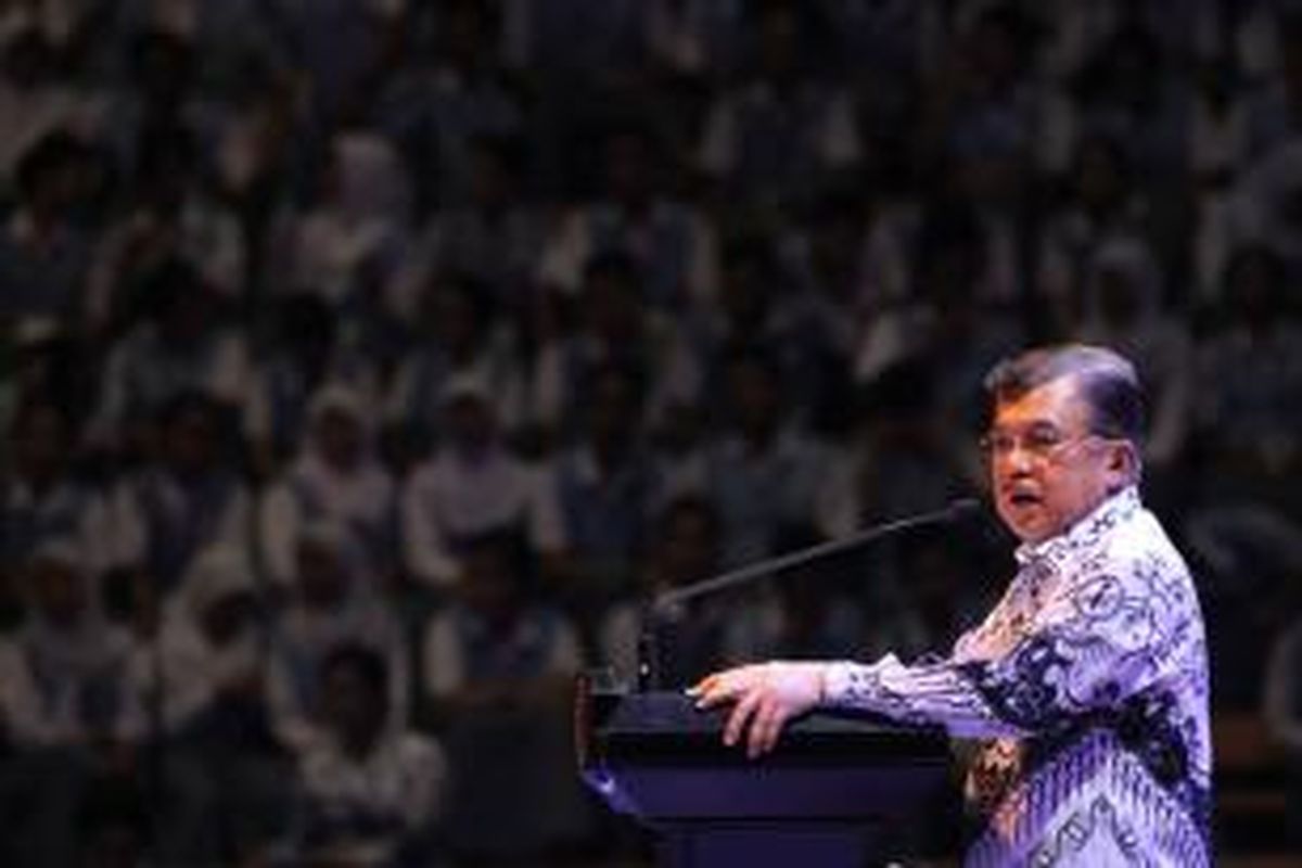 Wakil Presiden Jusuf Kalla pada peringatan puncak Hari Guru Nasional di Istora, Senayan, Jakarta, Kamis (27/11/2014).   