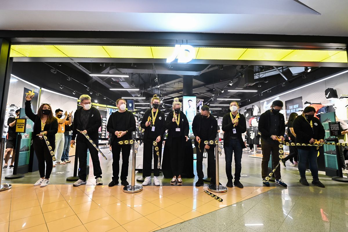 PT. JD Sports resmi membuka outlet pertamanya di Indonesia pada Kamis (10/2/2022) pagi. Outlet tersebut bertempat di Summarecon Mall Kelapa Gading lantai 1, Jakarta.
