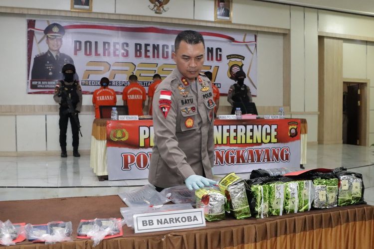 Penyelundupan 10 kilogram narkoba jenis sabu melalui perbatasan Indonesia-Malaysia di Kecamatan Jagoi Babang, Kabupaten Bengkayang, Kalimantan Barat (Kalbar) berhasil digagalkan. 