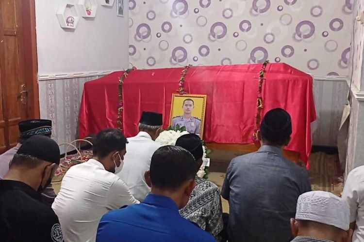 Jenazah almarhum Briptu Muh Khoirul Anam tiba di rumah duka di Desa Milangasari, Kecamatan Panekan, Kabupaten Magetan Rabu siang pukul 13:30 WIB. Jenazah akan dimakamkan secara kedinasan besok pagi.