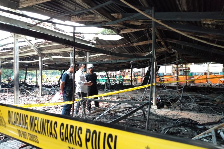 Polisi olah TKP penyebab kebakaran ratusan kios pedagang terbakar di IRTI Monas pada Kamis (31/3/2022).