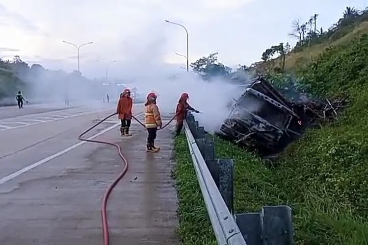 Proses pemadaman satu unit truk yang terbakar di Jalan Tol Lampung, Kamis (8/12/2022) sore.