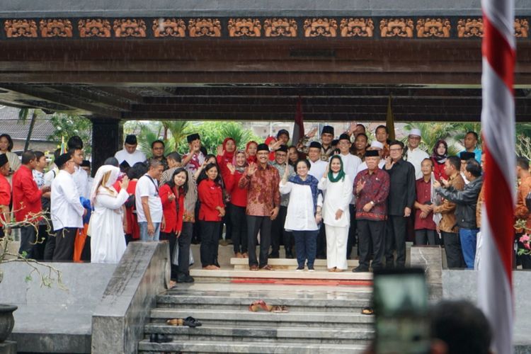 Ketua Umum DPP PDI Perjuangan Megawati Soekarnoputri berziarah ke makam Presiden pertama RI Soekarno di Blitar, Jawa Timur, Rabu (20/6/2018). Kegiatan ziarah tersebut merupakan bagian dari peringatan haul Soekarno ke-48.  Hadir dalam ziarah tersebut sejumlah menteri dan pejabat tinggi negara