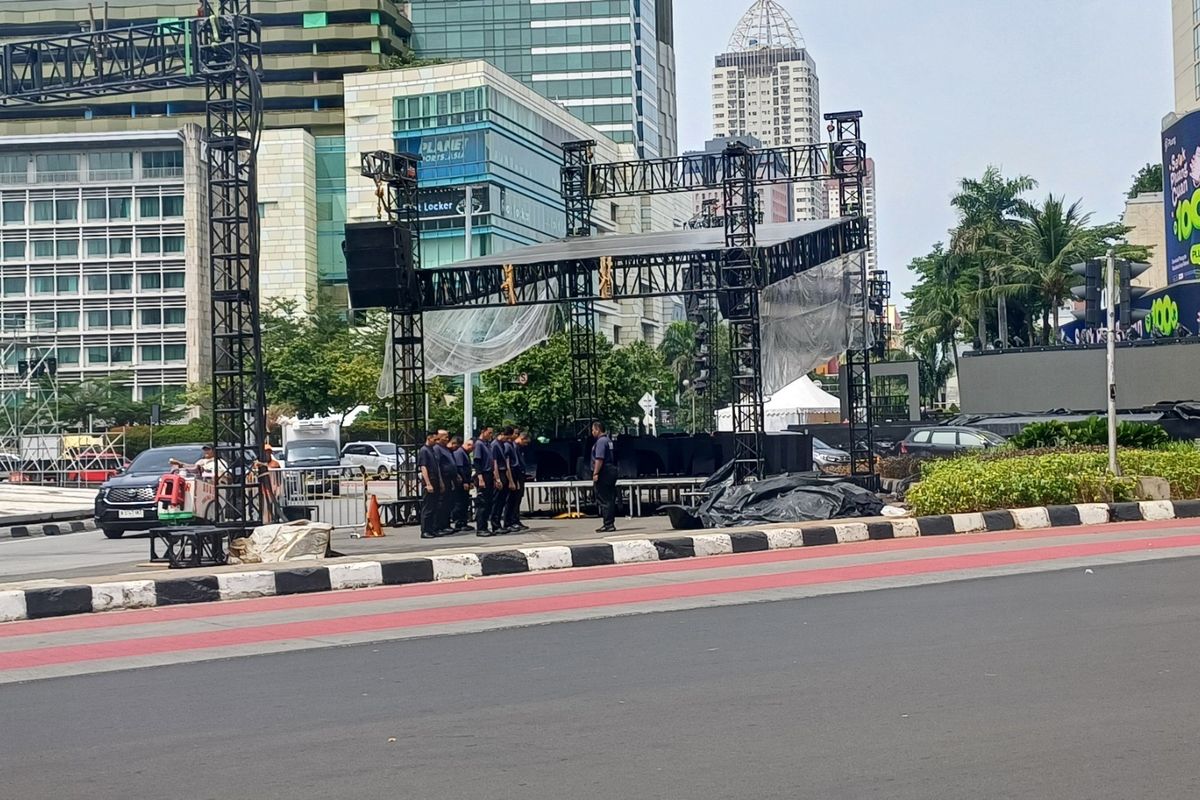 Persiapan Tahun Baru, Kerangka Panggung Mulai Didirikan di Bundaran HI 